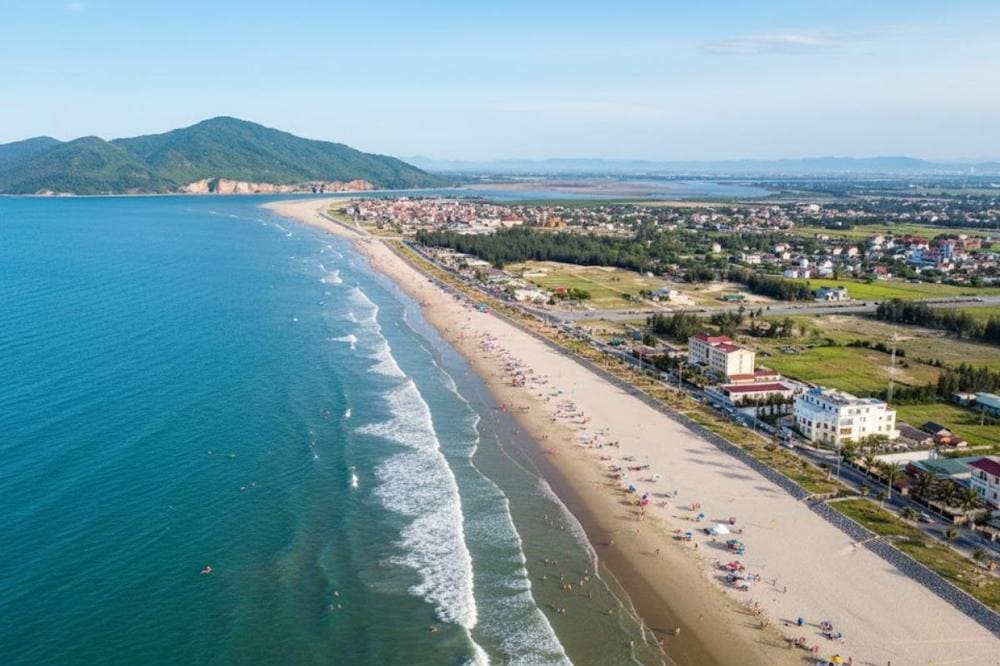 Biển Xu&acirc;n Hải nổi tiếng nhờ l&agrave;n nước biển trong xanh v&agrave; những b&atilde;i c&aacute;t trắng mịn, thơ mộng